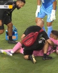 倒霉！阿尔巴上半场被队友踩到脚踝 下半场坚持上场踢了1分钟伤退